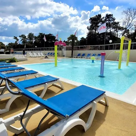 Bungalow De 3 Chambres Avec Piscine Partagee Terrasse Et Wifi A Jean De Monts A 3 Km De La